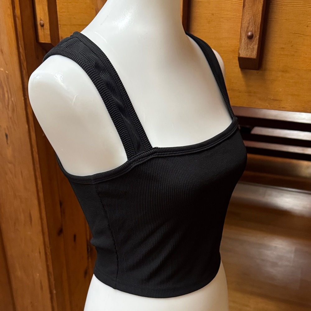 Chic Black Ribbed Tank Top - Picture 4 of 7